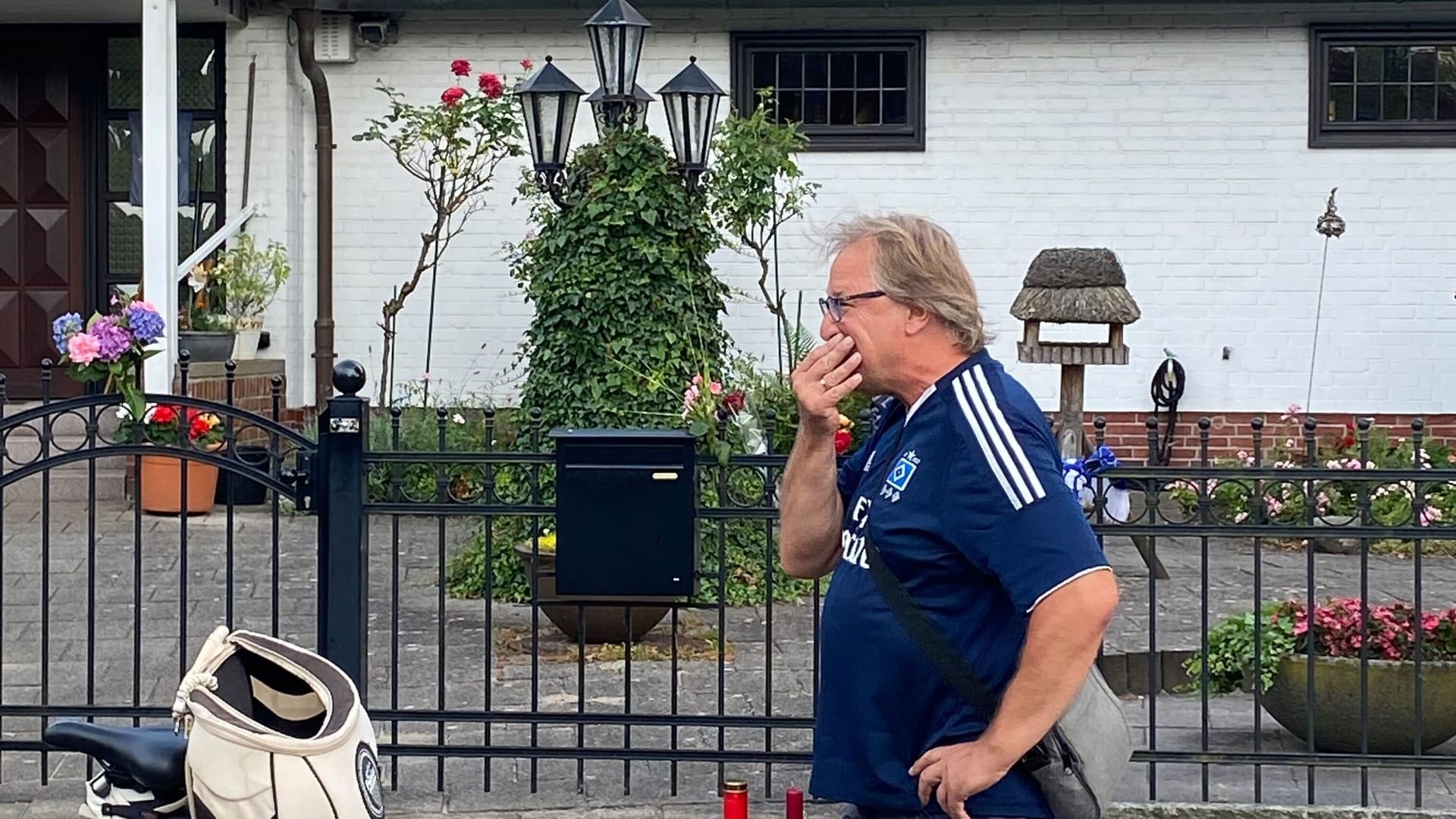 Jens E. steht mit anderen Fans vor dem Haus: Hier hatte Uwe in den letzten Jahren mit seiner Frau Ilka gelebt – und großen Einfluss hinterlassen.