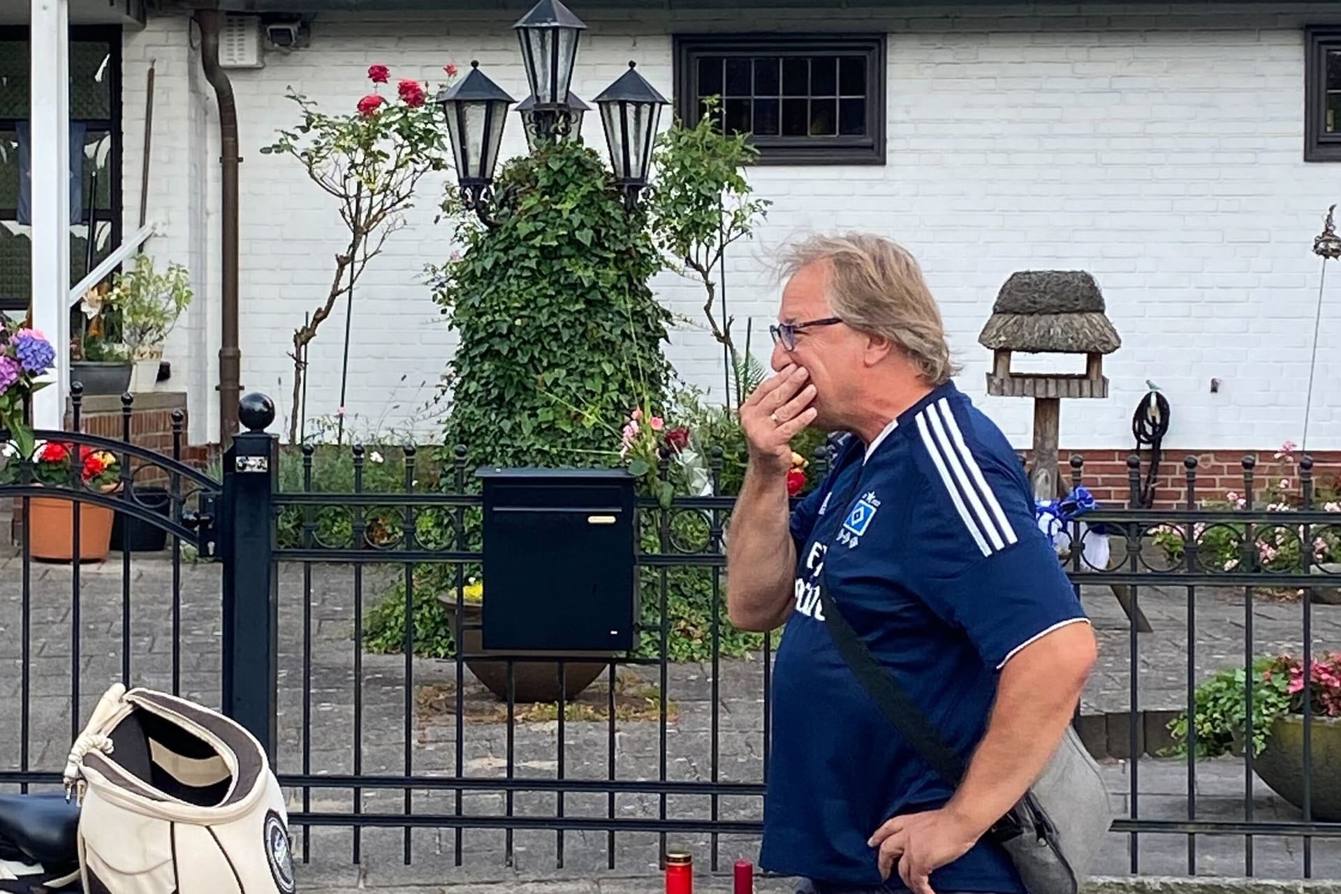 Jens E. steht mit anderen Fans vor dem Haus: Hier hatte Uwe in den letzten Jahren mit seiner Frau Ilka gelebt – und großen Einfluss hinterlassen.