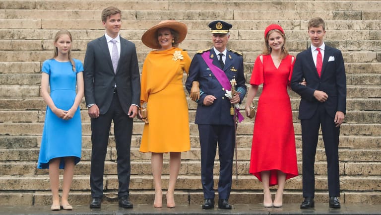 Königin Mathilde und König Philippe von Belgien (M.) mit ihren Kindern Prinzessin Eléonore, Prinz Gabriel, Prinzessin Elisabeth und Prinz Emmanuel (v.l.).