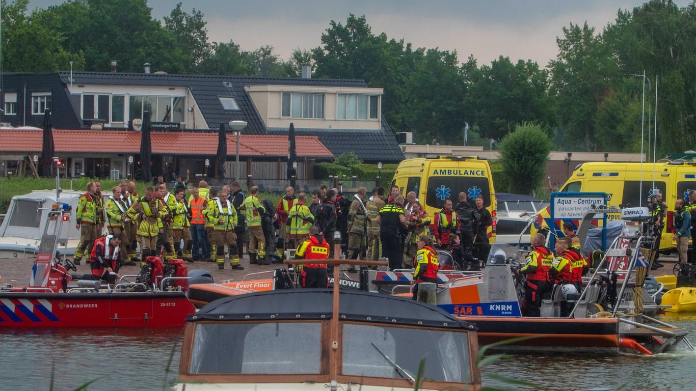 Biddinghuizen in den Niederlanden: Mehrere Not- und Rettungsdienste sind im Einsatz, nachdem eine deutsche Familie verunglückt ist.
