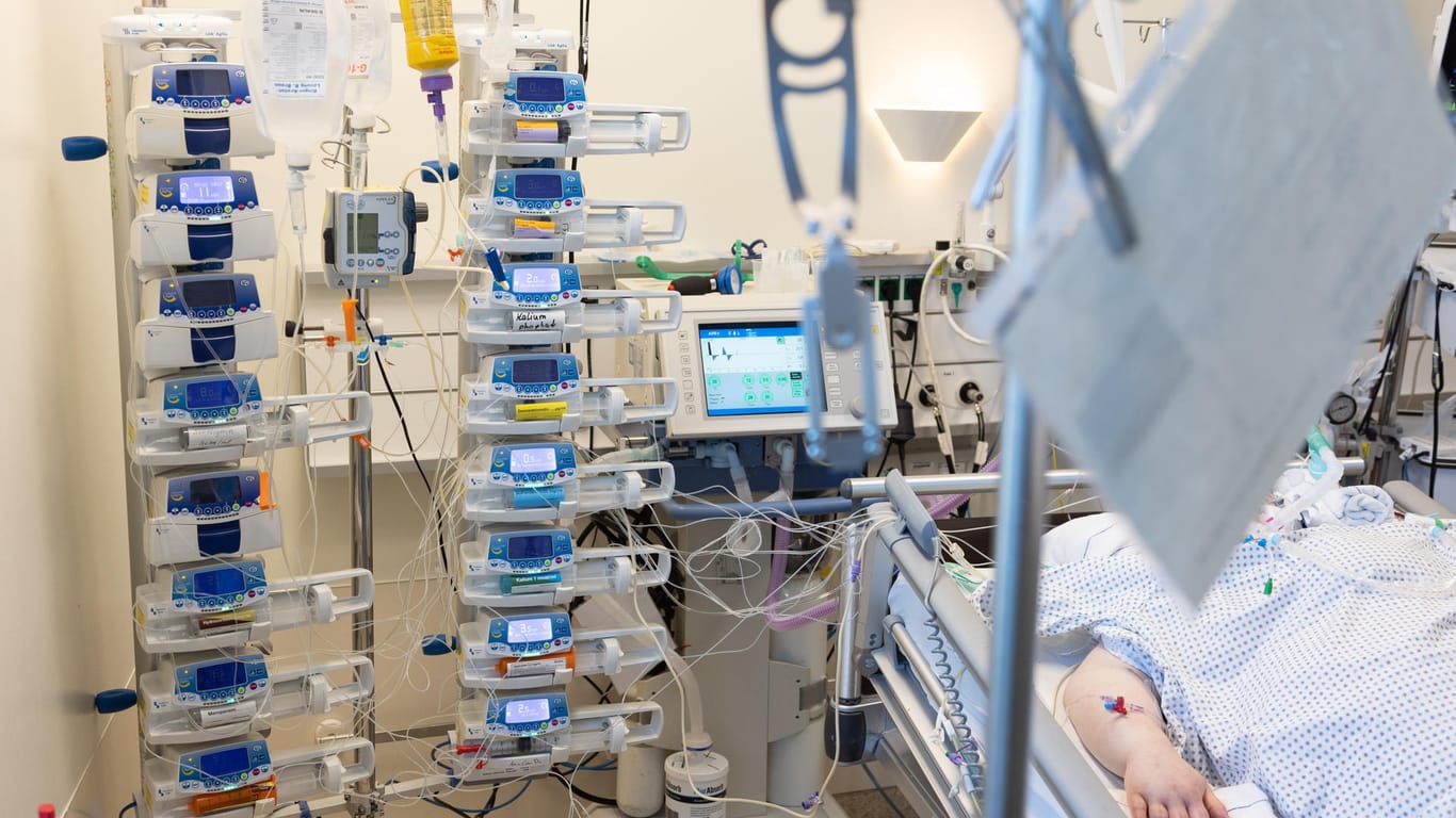 Ein Intensivpatient im Krankenhaus – aktuell müssen Corona-Patienten vermehrt in Kliniken behandelt werden.