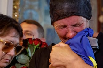 Eine Ukrainerin trauert in Kiew: Der russische Angriffskrieg geht in den 149. Tag.