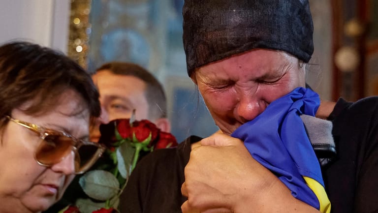 Eine Ukrainerin trauert in Kiew: Der russische Angriffskrieg geht in den 149. Tag.