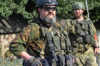 Russische Soldaten in der Ostukraine: Laut dem britischen Geheimdienst könnten die Truppen demnächst in der Ukraine eine Pause einlegen.