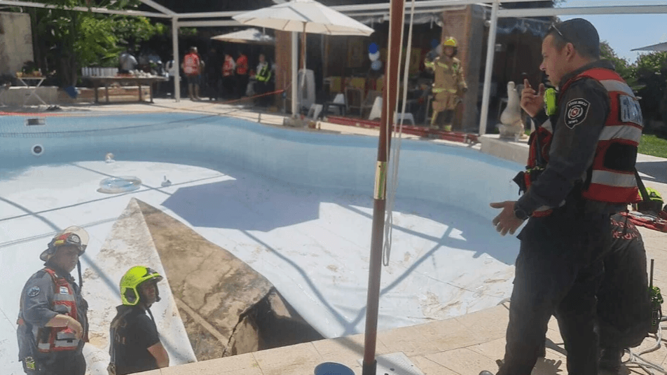 Rettungskräfte in Karmei Yosef: Ein 30-Jähriger kam durch das Loch unter dem Pool ums Leben. Rettungskräfte in Karmei Yosef: Ein 30-Jähriger kam durch das Loch unter dem Pool ums Leben.