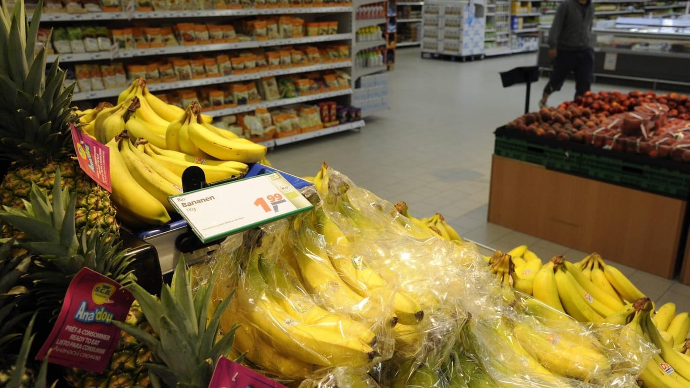 Bananen in einem Supermarkt (Symbolbild): Vermeintlich giftige Spinnen wurden in einer Kiste mit dem Obst gefunden.