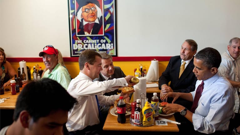 Dmitri Medwedew und Barack Obama 2010 beim Burgeressen: Das Verhältnis zwischen der USA und Russland war damals längst nicht so angespannt. (Archivfoto)