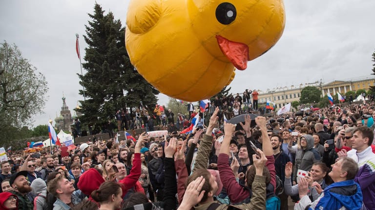 Demonstranten mit Gummienten: Nach Enthüllungen von Alexej Nawalny über Medwedew wurde das Tier ein Symbol gegen Korruption. (Archivfoto)
