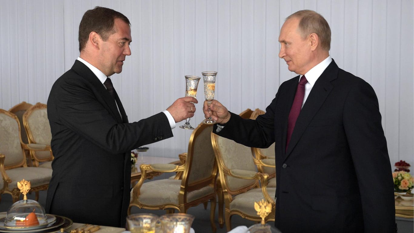 Dmitri Medwedew und Wladimir Putin: Zwischen 2008 und 2012 übernahm Medwedew das Amt des Präsidenten, Putin wurde Ministerpräsident. (Archivfoto)