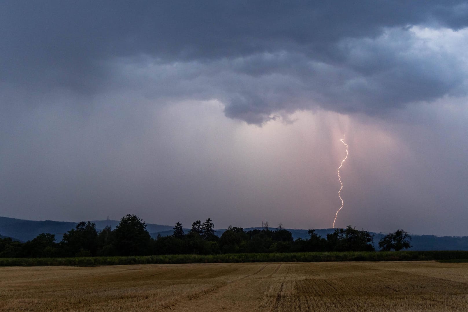 Gewitter im Taunus: Im Süden Deutschlands ist in der Nacht zu Samstag lokal mit Unwettern zu rechnen.