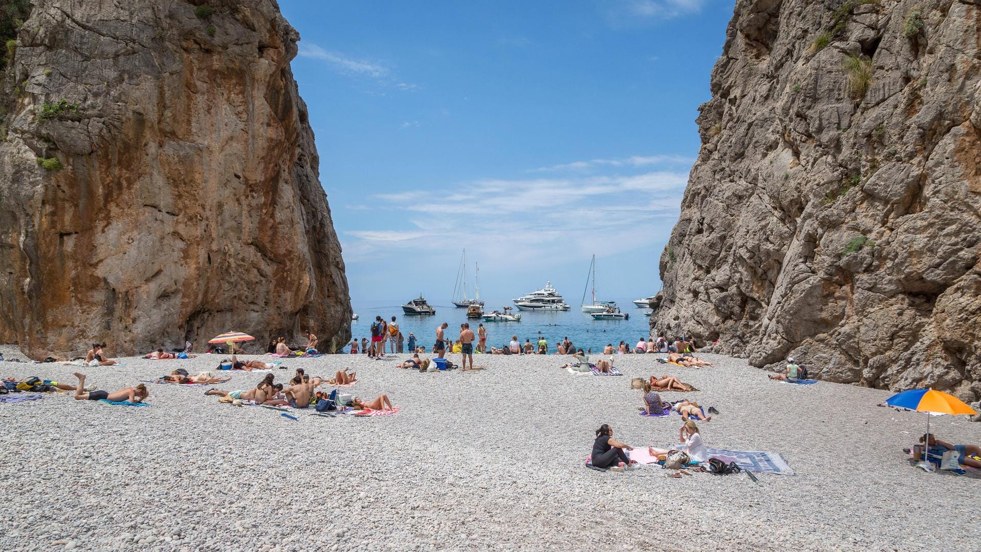 Sa Calobra: Der Strand liegt am Ende der Schlucht Torrent de Pareis.