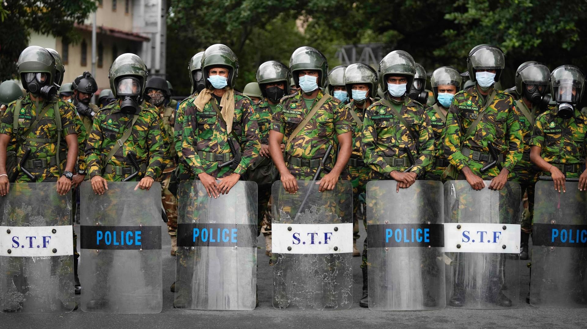 Polizisten vor dem Büro des Präsidenten in Colombo: Die Demonstranten sehen in dem neuen Präsidenten einen Vertreter der Machtelite.