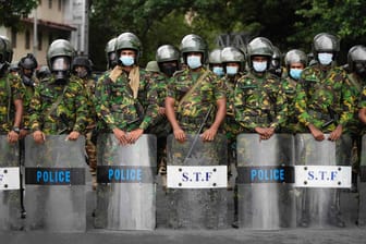 Polizisten vor dem Büro des Präsidenten in Colombo: Die Demonstranten sehen in dem neuen Präsidenten einen Vertreter der Machtelite.