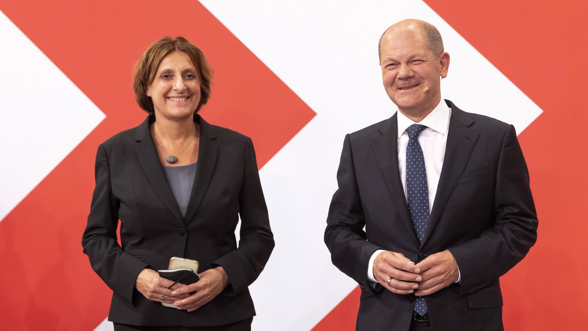 Britta Ernst und Olaf Scholz: Das Ehepaar hat offenbar vertrauliche Dokumente in seinem Hausmüll nicht ordnungsgemäß entsorgt.