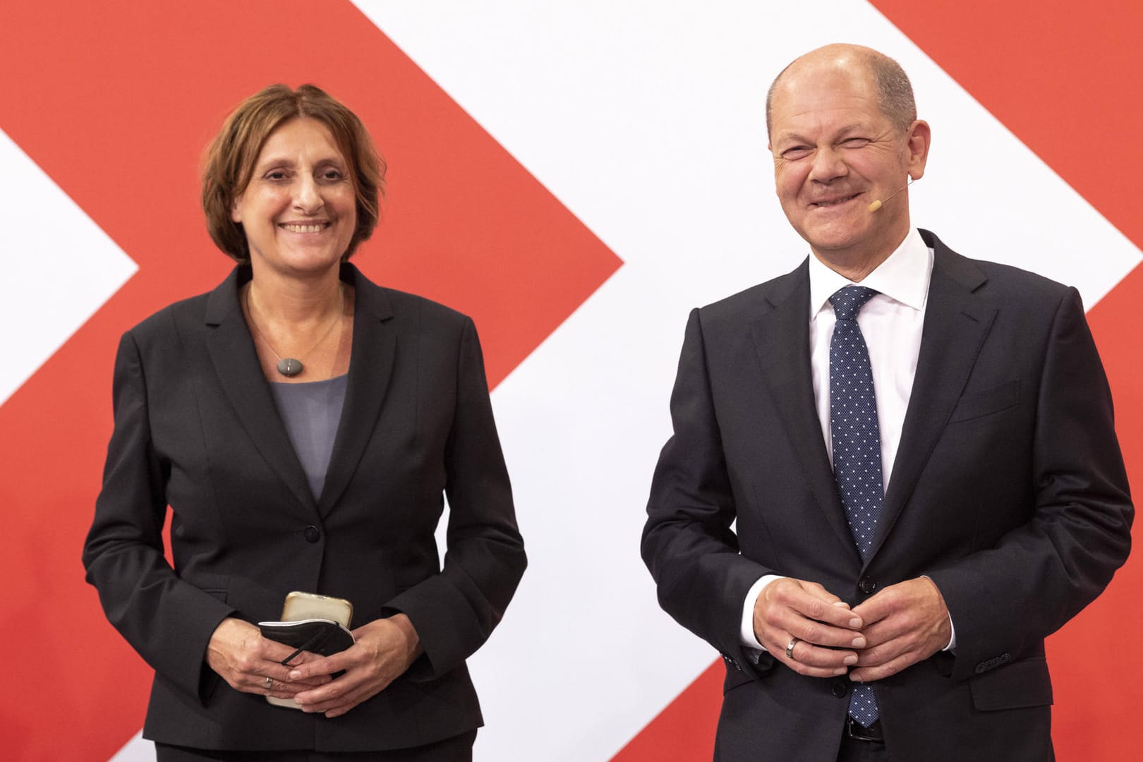 Britta Ernst und Olaf Scholz: Das Ehepaar hat offenbar vertrauliche Dokumente in seinem Hausmüll nicht ordnungsgemäß entsorgt.