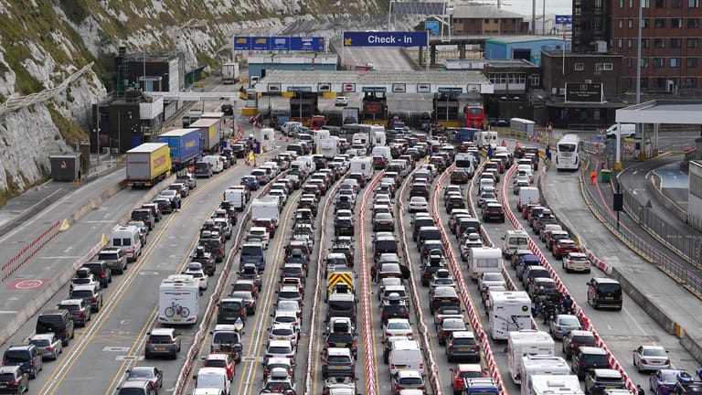 Verkehrschaos in Dover: Aufgrund von Personalmangel kam es zu langen Staus.