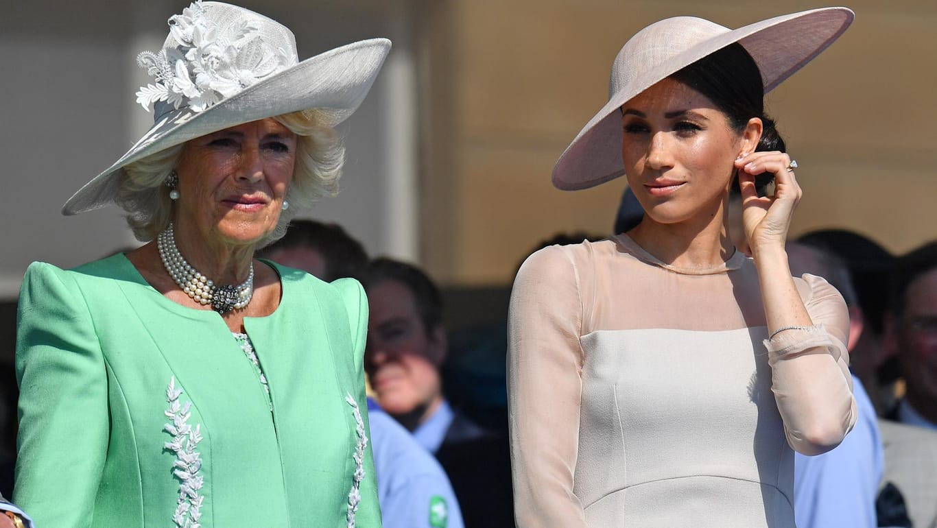 Herzogin Camilla und Herzogin Meghan: Die Frau von Prinz Charles soll sich rassistisch über Archie geäußert haben.