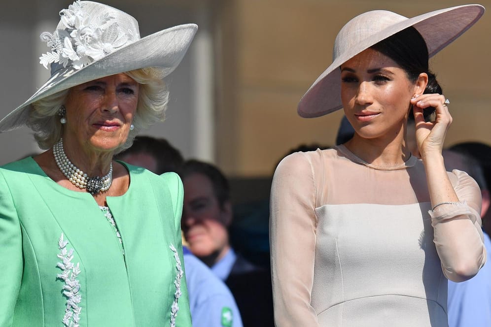 Herzogin Camilla und Herzogin Meghan: Die Frau von Prinz Charles soll sich rassistisch über Archie geäußert haben.