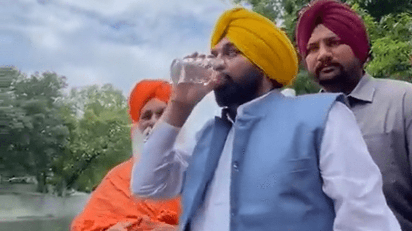 Bhagwant Mann: Der Politiker musste ins Krankenhaus, nachdem er ein Glas Wasser aus dem Fluss Kali-Bein getrunken hatte.