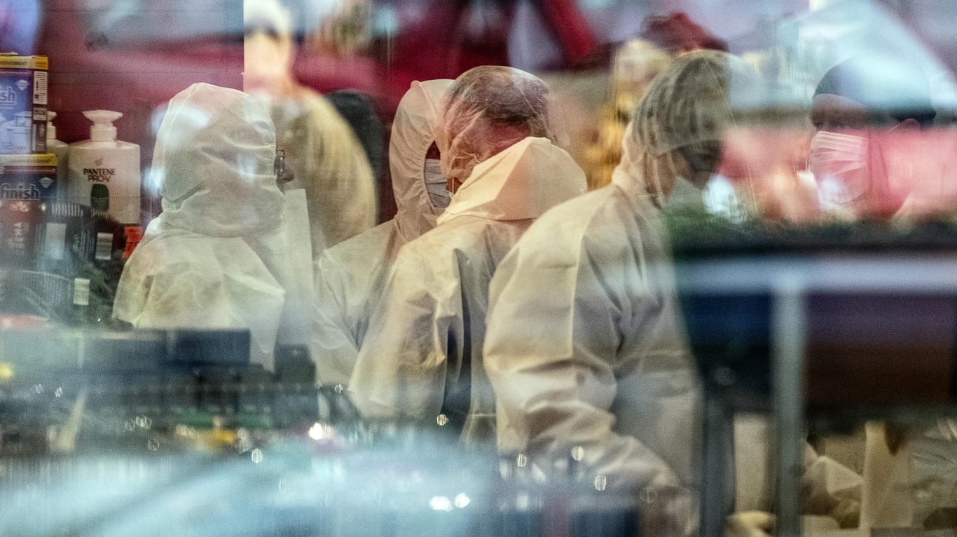 Kriminaltechniker in einem Supermarkt im hessischen Schwalmstadt: Hier hatte zuvor ein Mann seine Ex-Freundin erschossen.
