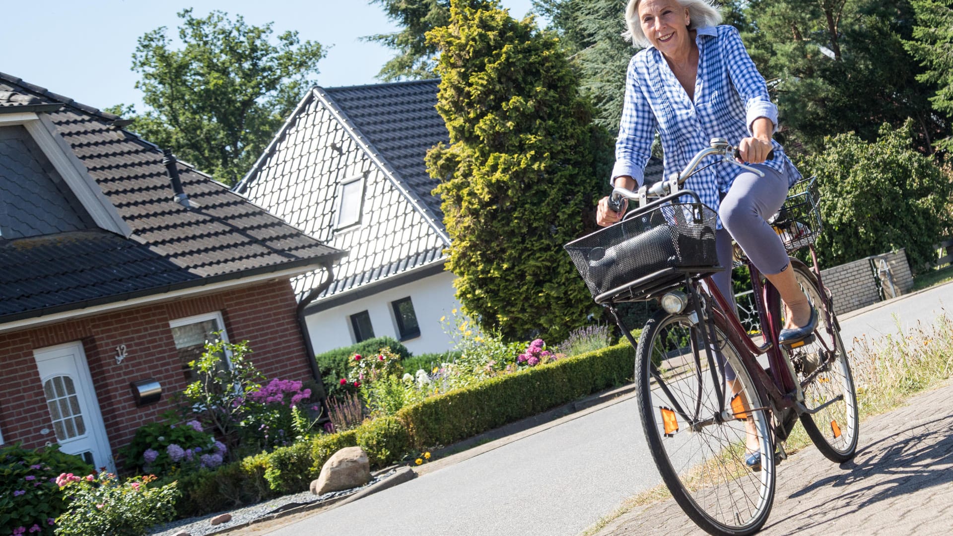 Raus in die Natur: Um die Gelenke zu schonen, sollten Anfänger auf dem Fahrrad lieber die gemütliche Sonntagstour statt der Langstrecke fahren. Raus in die Natur: Um die Gelenke zu schonen, sollten Anfänger auf dem Fahrrad lieber die gemütliche Sonntagstour statt der Langstrecke fahren.