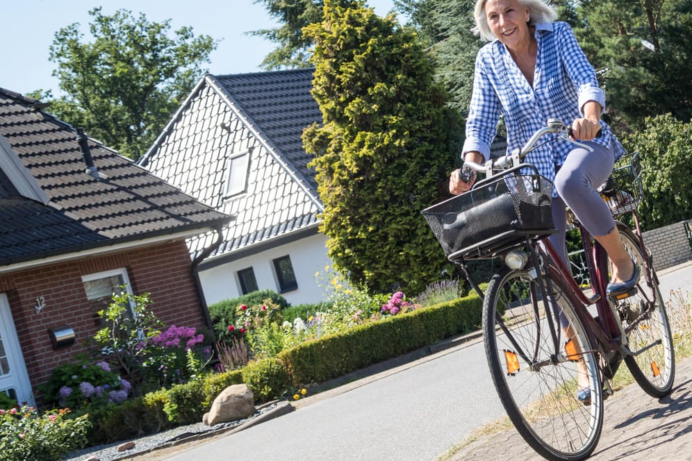 Raus in die Natur: Um die Gelenke zu schonen, sollten Anfänger auf dem Fahrrad lieber die gemütliche Sonntagstour statt der Langstrecke fahren.