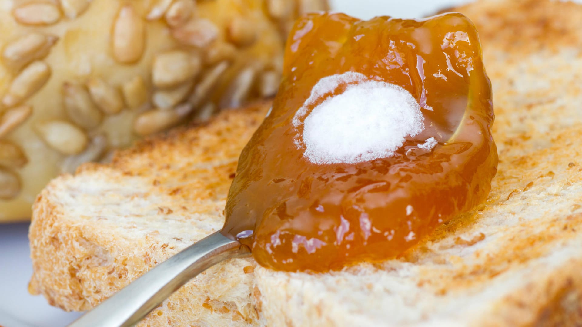 Verschimmelte Marmelade: Sie sollte nicht mehr aufs Brot, sondern besser in den Mülleimer.