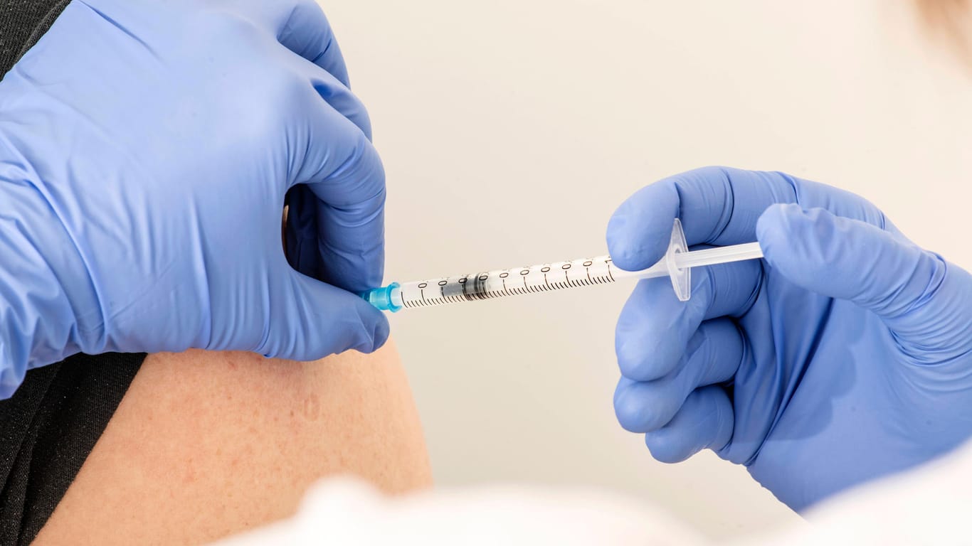Forschung: Damit Geimpfte auch gegen zukünftige Virusvarianten geschützt sind, müssen neue Impfstoffe entwickelt werden.