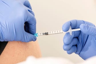Forschung: Damit Geimpfte auch gegen zukünftige Virusvarianten geschützt sind, müssen neue Impfstoffe entwickelt werden.