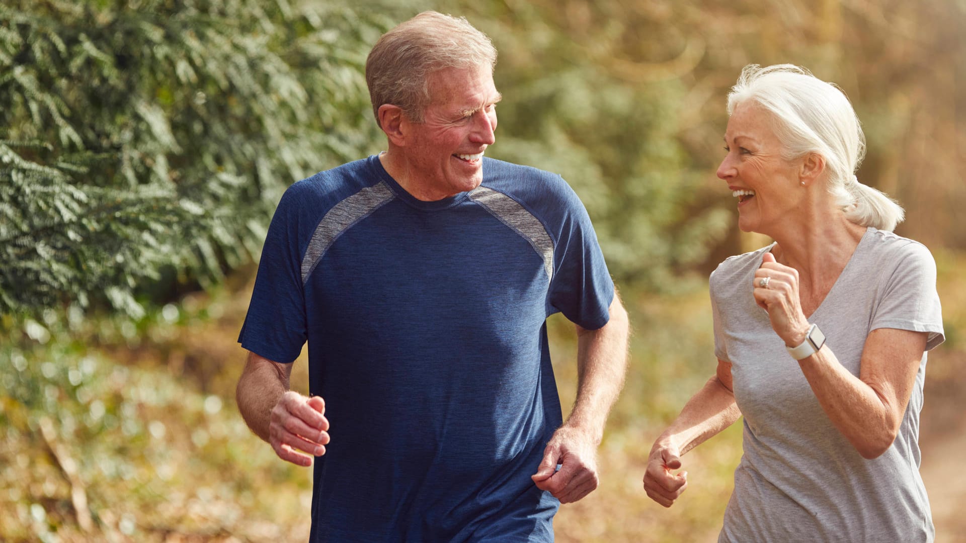 Es muss nicht gleich ein Marathon sein: Um den Körper nicht zu überfordern, sollten Anfänger lieber regelmäßig statt zu lange Strecken laufen.