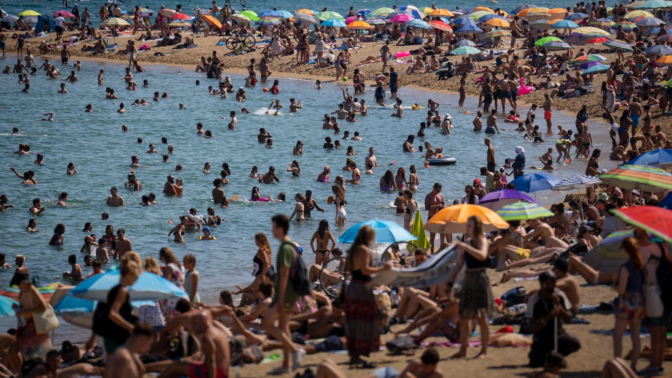 Voller Strand auf Mallorca: Die Hitzewelle in Südeuropa zieht sich weiter.