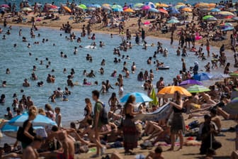 Voller Strand auf Mallorca: Die Hitzewelle in Südeuropa zieht sich weiter.