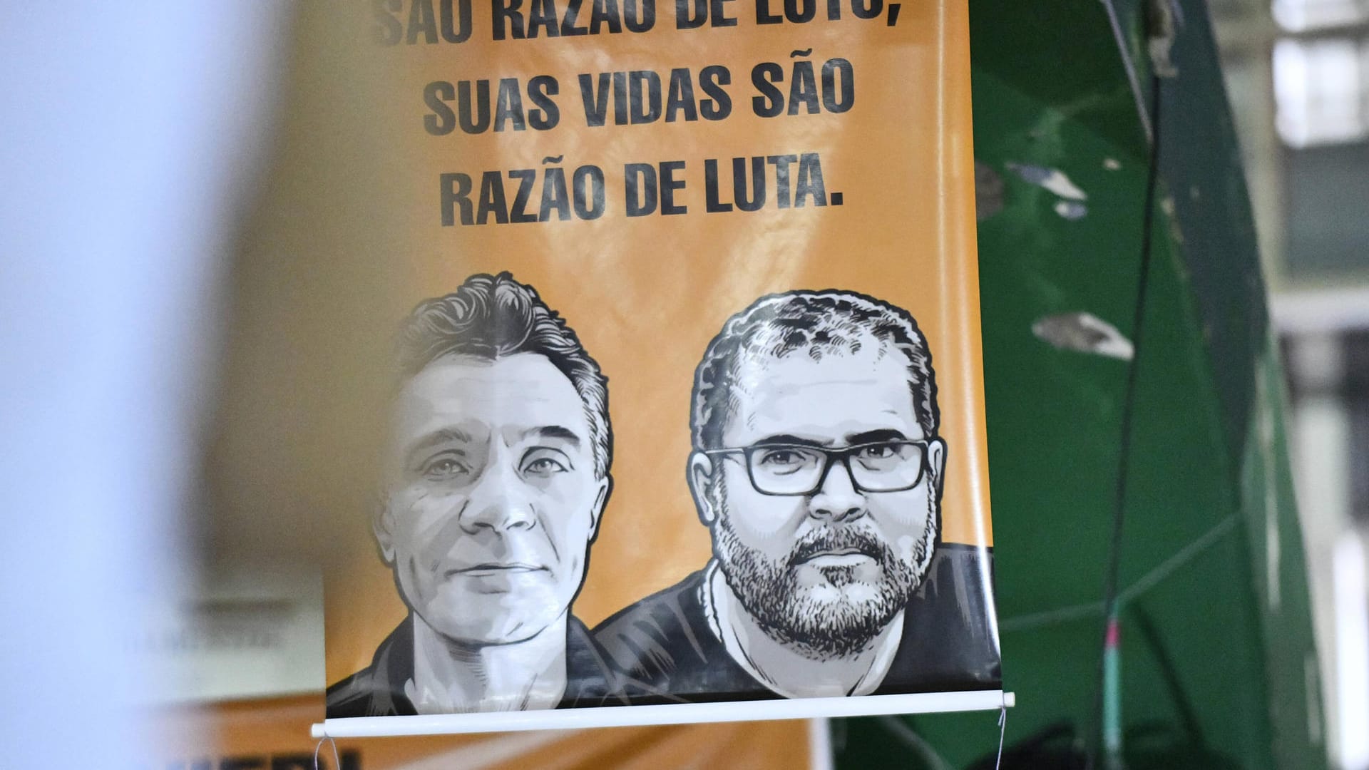 Ein Plakat mit den Fotos der Ermordeten (Archivbild): Jetzt sind neue Einzelheiten über die Morde im Amazonas-Gebiet bekannt geworden. Ein Plakat mit den Fotos der Ermordeten (Archivbild): Jetzt sind neue Einzelheiten über die Morde im Amazonas-Gebiet bekannt geworden.