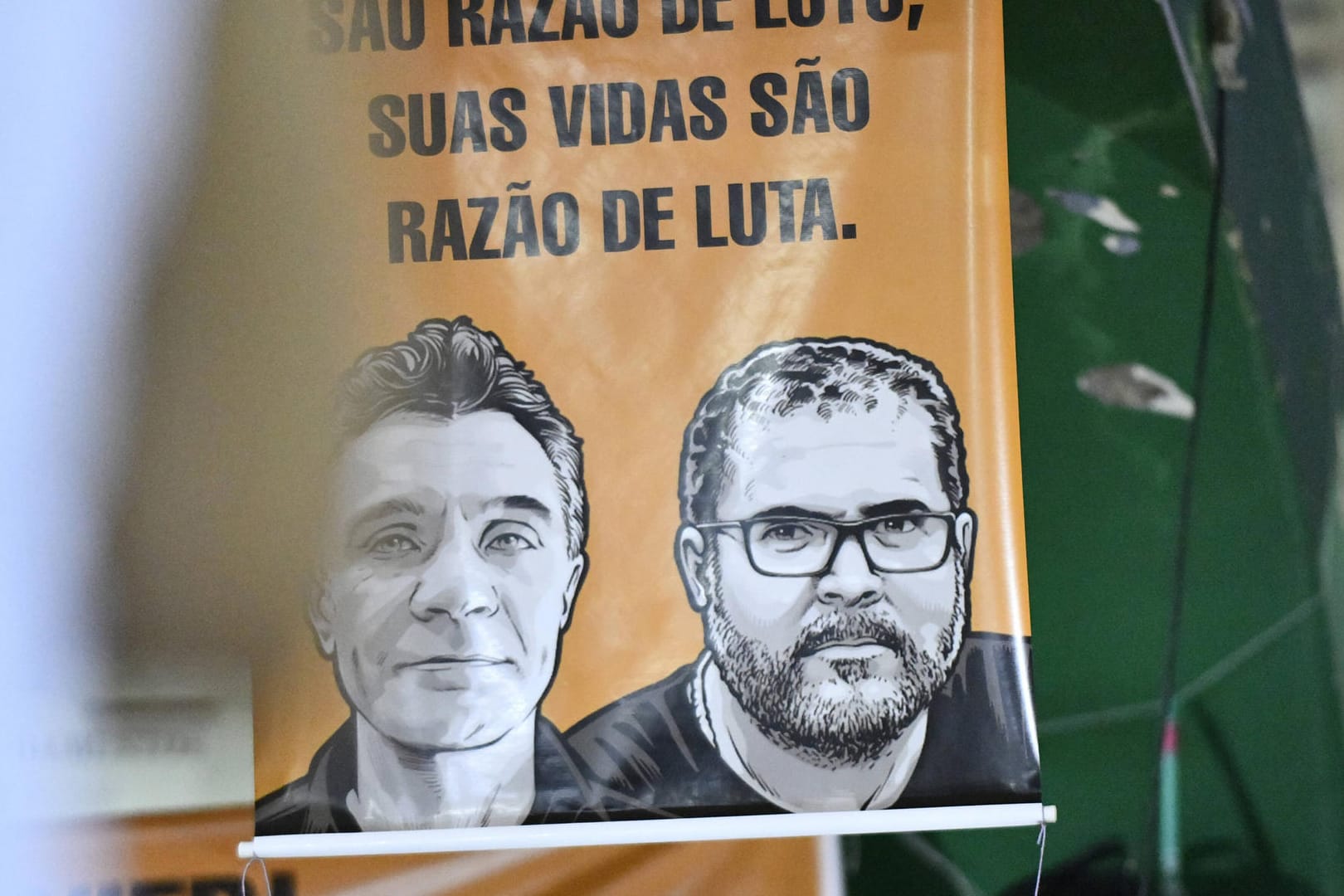 Ein Plakat mit den Fotos der Ermordeten (Archivbild): Jetzt sind neue Einzelheiten über die Morde im Amazonas-Gebiet bekannt geworden.