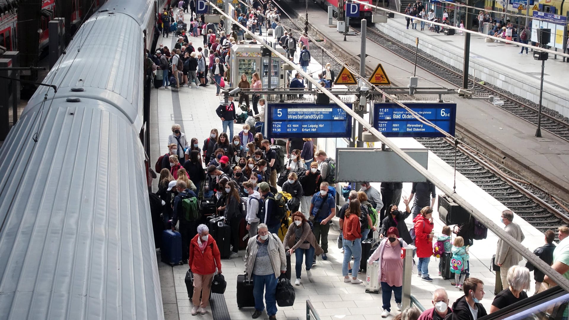 Ein voller Bahnsteig in Hamburg (Archivbild): Das 9-Euro-Ticket ist beliebt, aber eine Fortführung ist nicht gesichert.