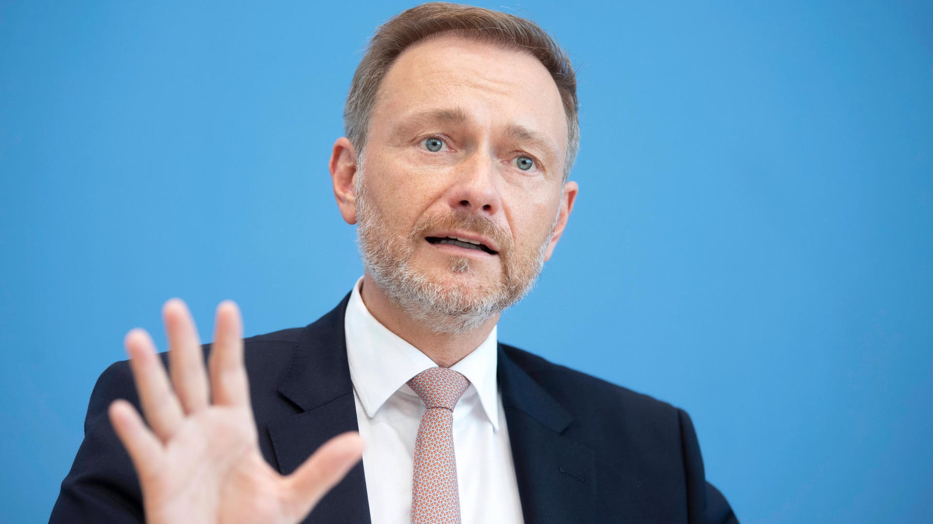 Finanzminister Christian Lindner bei einer Pressekonferenz (Archivbild): Er lehnt ein vom Bund finanziertes Neun-Euro-Ticket ab.