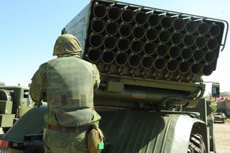Ein russischer Raketenwerfer vom Typ Grad (Archivbild): Die Ukraine meldet die Zerstörung eines solchen Systems.