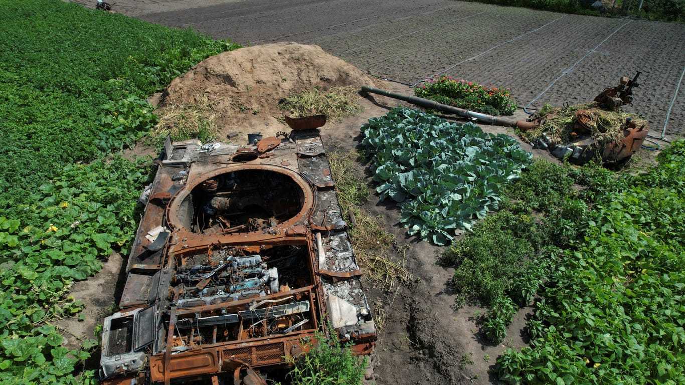 Ein zerstörter russischer Tank in der Nähe von Kiew (Archivbild): Im Süden des Landes berichten ukrainische Truppen von Erfolgen.
