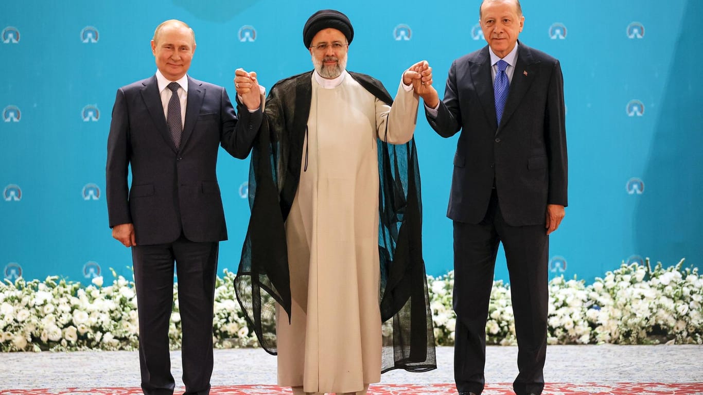 Wladimir Putin, Ebrahim Raisi und Recep Tayyip Erdogan beim gemeinsamen Foto (Archivbild): Kritik gab es von Annalena Baerbock.