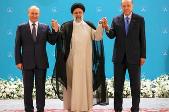Wladimir Putin, Ebrahim Raisi und Recep Tayyip Erdogan beim gemeinsamen Foto (Archivbild): Kritik gab es von Annalena Baerbock.