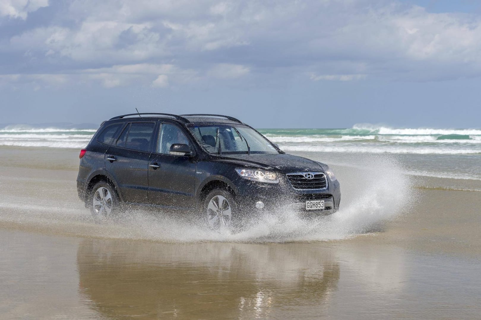 Schwarzer Hyundai Santa Fe 4x4 Geländewagen
