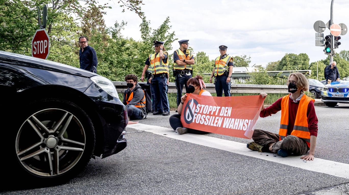 Straßenblockade bei München: Die Aktivisten von Letzte Generation fordern mehr Klimaschutz.