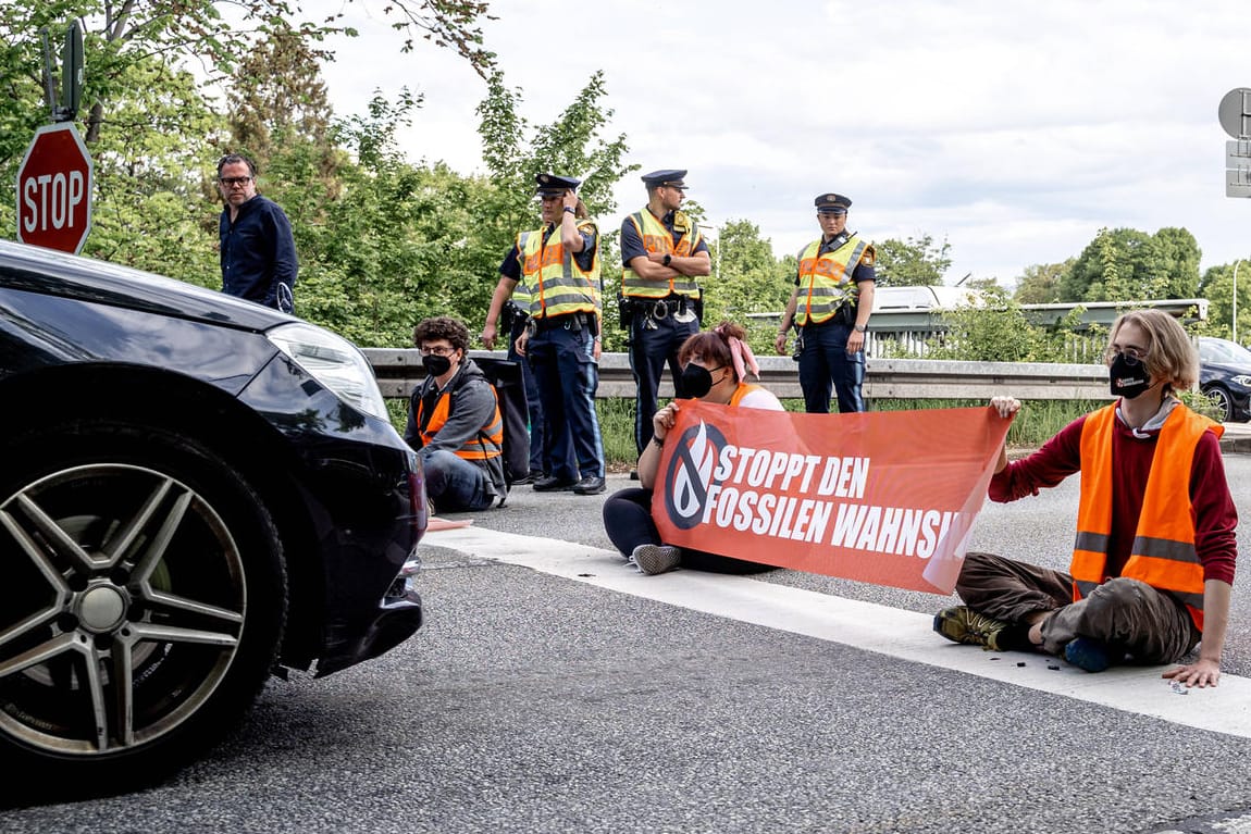 Straßenblockade bei München: Die Aktivisten von Letzte Generation fordern mehr Klimaschutz.