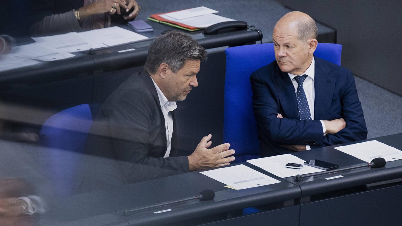 Robert Habeck, Bundeswirtschaftsminister (l), und Olaf Scholz, Bundeskanzler: Die Bundesregierung will säumigen Gaskunden helfen.