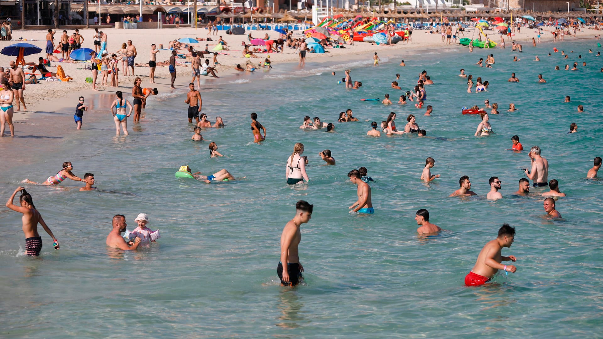 Menschen baden in großer Hitze am Strand bei Magaluf: Abkühlung bringt das derzeit nicht.