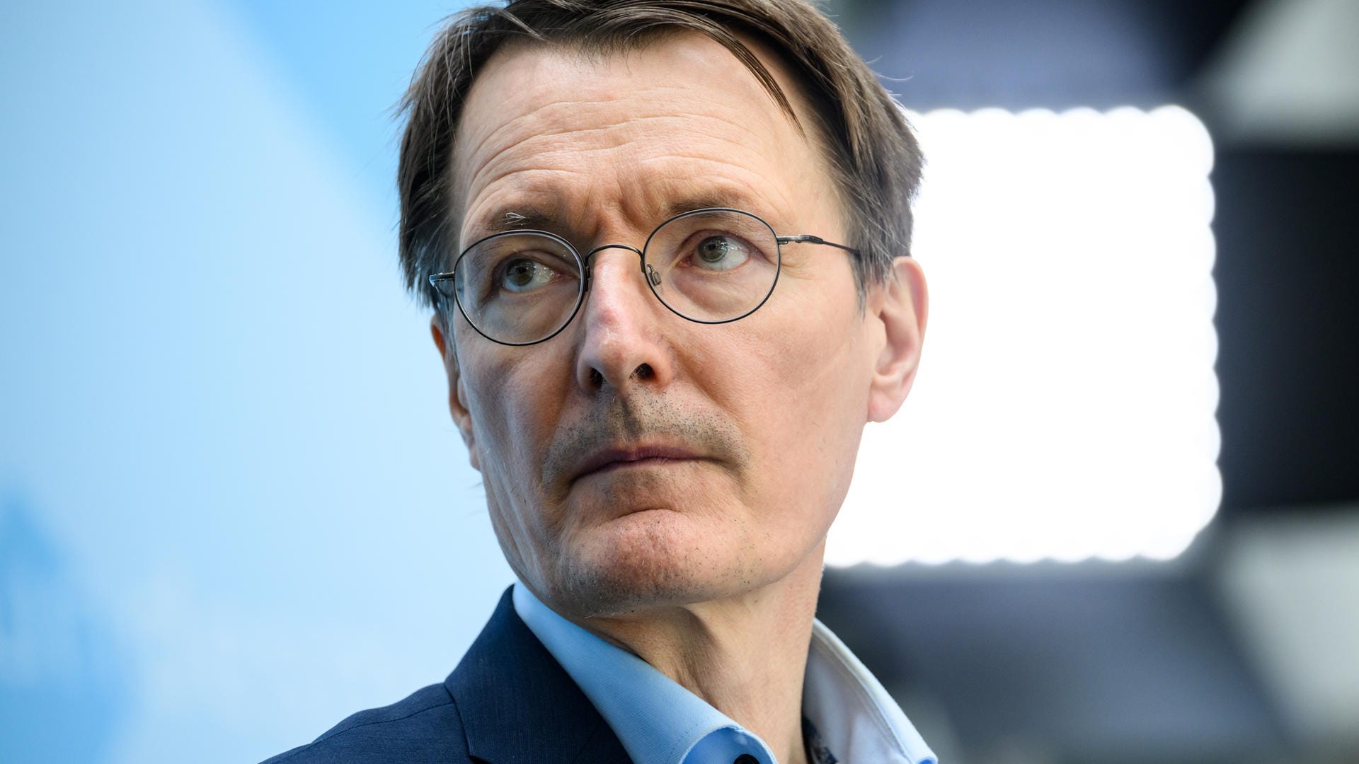 Karl Lauterbach (SPD), Bundesminister für Gesundheit: "Infizierte müssen zu Hause bleiben", findet er. Karl Lauterbach (SPD), Bundesminister für Gesundheit: "Infizierte müssen zu Hause bleiben", findet er.