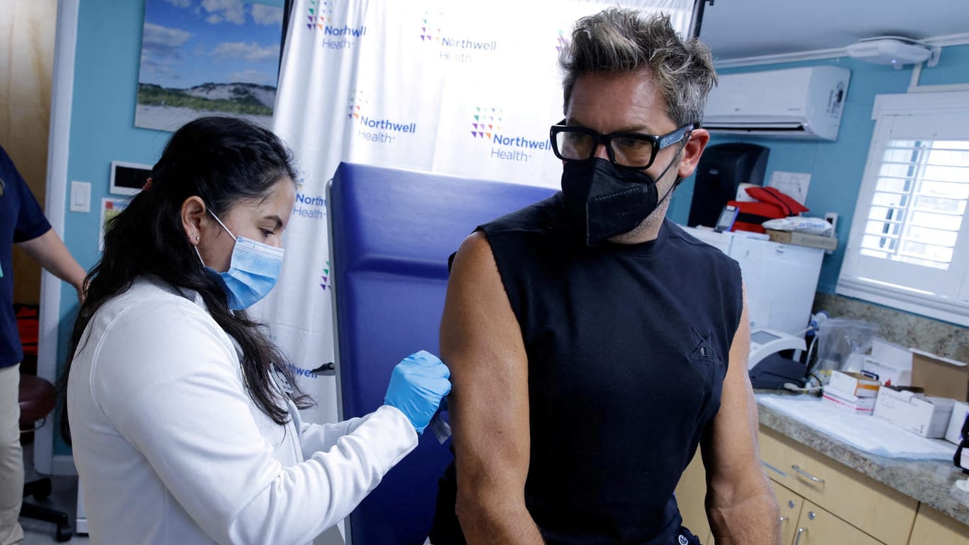 Ein Mann in den USA erhält eine Impfung gegen Pocken: Die WHO erklärt den Affenpocken-Ausbruch zur internationalen Notlage.