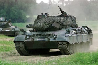 Ein Leopard-1-Panzer (Archivbild): Der Westen liefert mehr als 100 Kampfpanzer an die Ukraine.