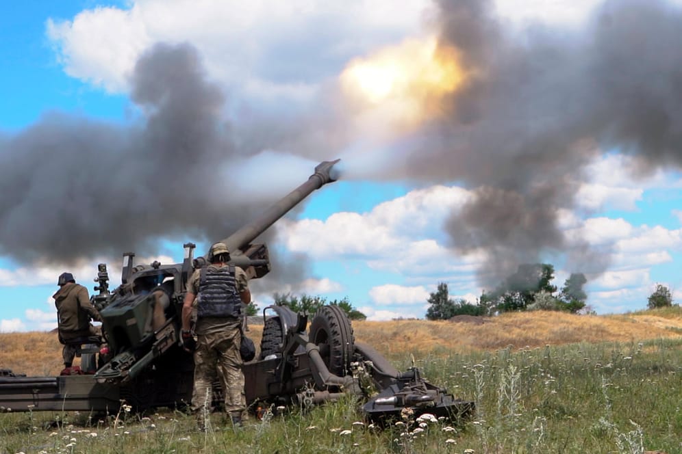 Ukrainische Truppen feuern eine Haubitze ab (Archivbild): Bei Cherson sollen sie Erfolge haben.
