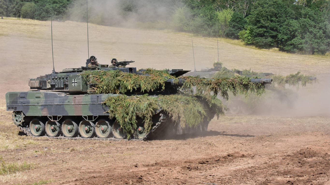 Ein Leopard 2 Panzer bei einem Manöver (Archivbild): Polen wünscht sich dieses neuere Modell in einem Ringtausch mit der Ukraine.